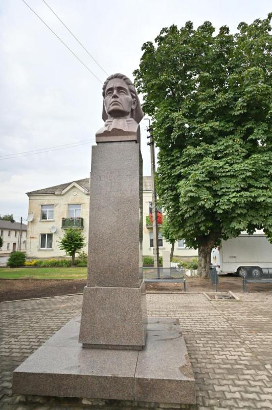 Paminklas rašytojai Gabrielei Petkevičaitei-Bitei Joniškėlyje