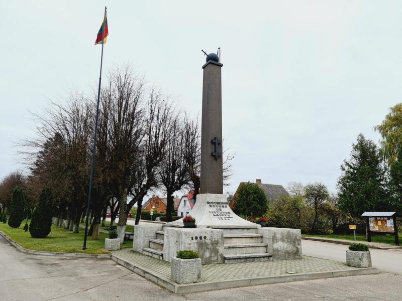 Paminklas Nepriklausomybės kovose žuvusiems savanoriams Saločiuose