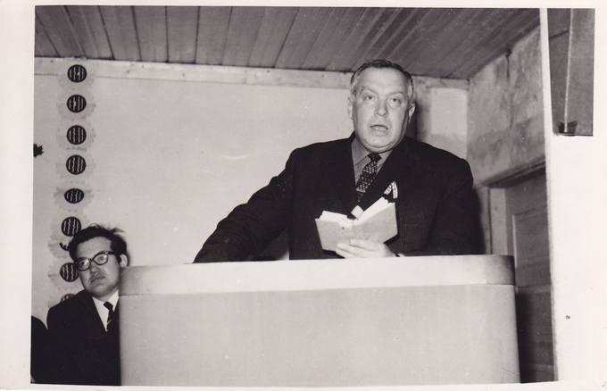 Poetas Eugenijus Matuzevičius skaito savo eilėraščius susitikime su krinčiniečiais