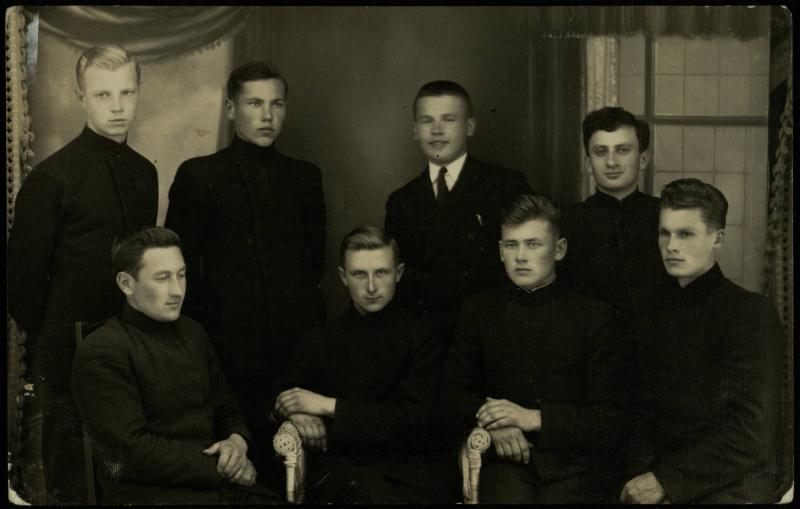 Juliaus Šidagio brolis Petras Šidagis (sėdi pirmas iš dešinės) su draugais gimnazistais Pasvalyje. Apie 1935 m.