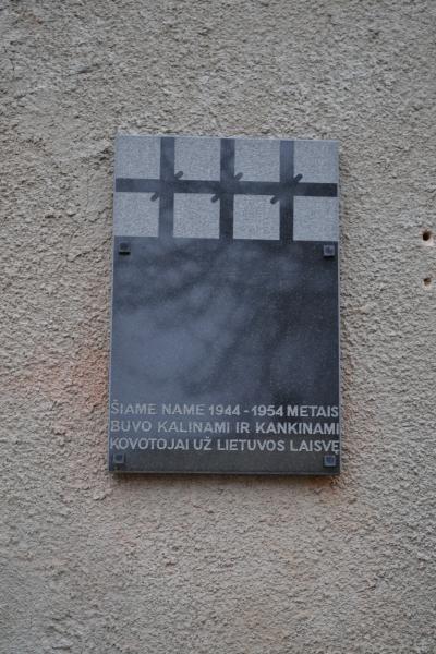 Atminimo lenta ant buvusio Joniškėlio NKVD-MVD-MGB poskyrio ir stribų būstinės sienos