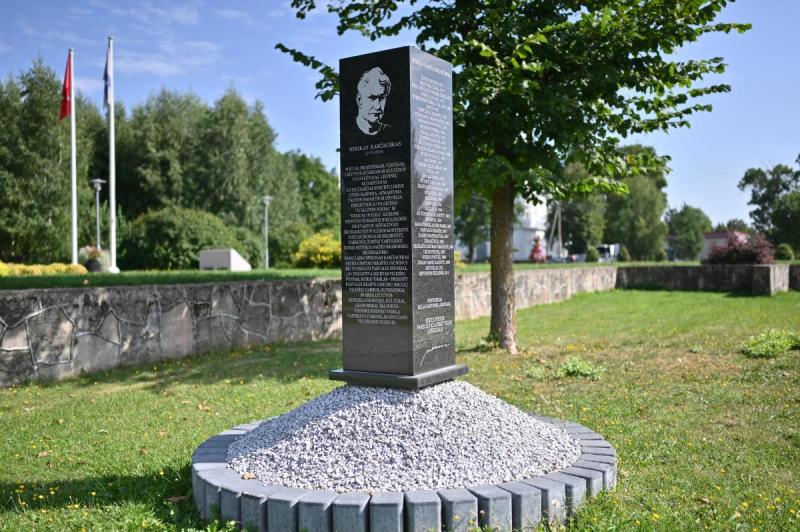 Paminklas rašytojui Mykolui Karčiauskui prie Krinčino Antano Vienažindžio mokyklos, Krinčino seniūnijoje