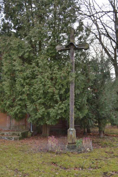 Kryžius prie klebonijos pastato Kyburių kaime