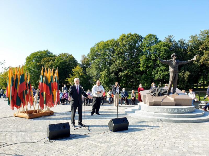 Paminklas poetui Bernardui Brazdžioniui aikštelėje prie Svalios ir Lėvens upių santakos, Nepriklausomybės gatvės pradžioje, Pasvalio mieste