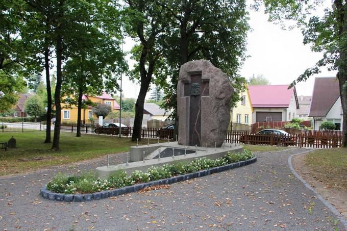 Paminklas tremties aukoms Pasvalio miesto senosiose kapinėse