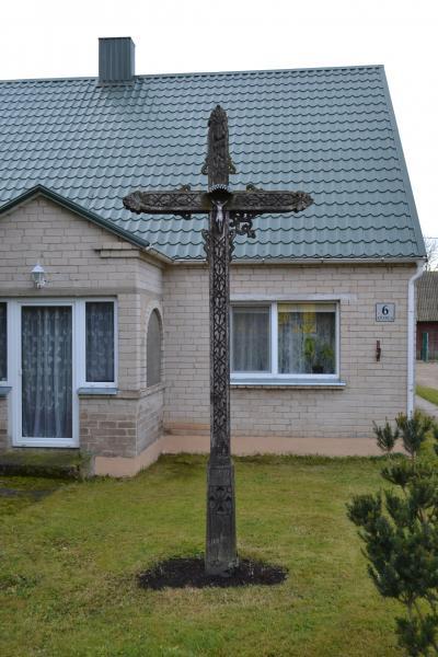 Kryžius Strelčiūnų sodyboje, Šakarnių kaime