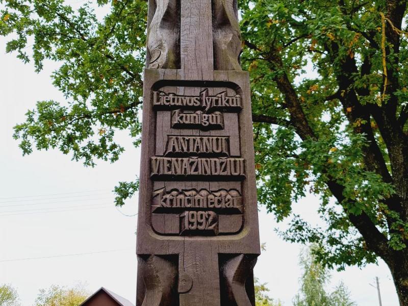 Atminimo paminklai kunigui, poetui, knygnešiui Antanui Vienažindžiui Krinčine