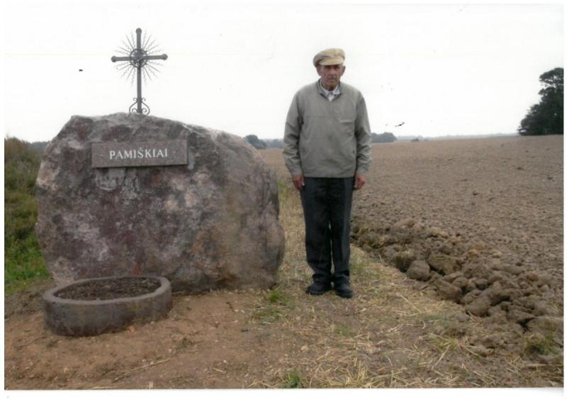 Paminklinis akmuo išnykusiam Pamiškių kaimui Pasvalio apylinkių seniūnijoje, Pasvalio rajone.
