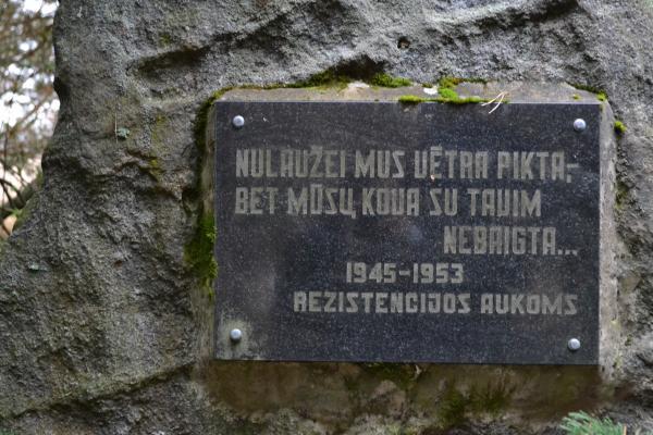 Paminklinis akmuo senosioms Gegabrastos kapinėms ir čia palaidotiems partizanams