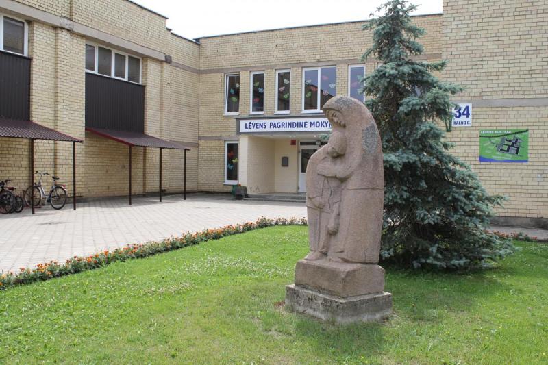 Skulptūra „Parduotos vasaros“ Pasvalyje