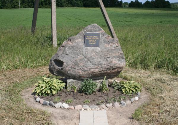 Paminklinis akmuo Vileišių kaimui ir jame 1926–1964 m. veikusiai mokyklai atminti