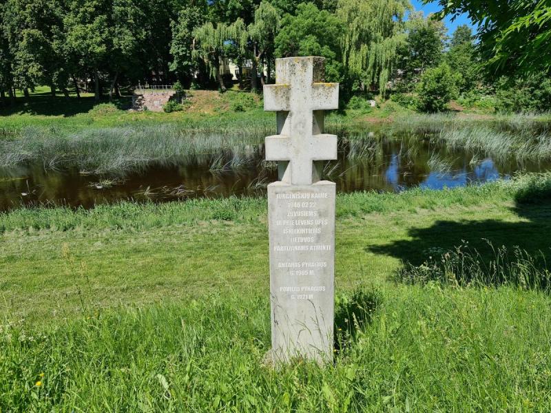 Paminklas partizanams Antanui ir Povilui Pyragiams prie Pasvalio Šv. Jono Krikštytojo bažnyčios