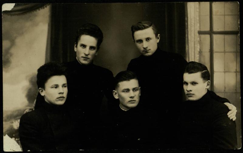 Juliaus Šidagio brolis Petras Šidagis (sėdi pirmas iš dešinės) su draugais gimnazistais Pasvalyje. Apie 1935 m.