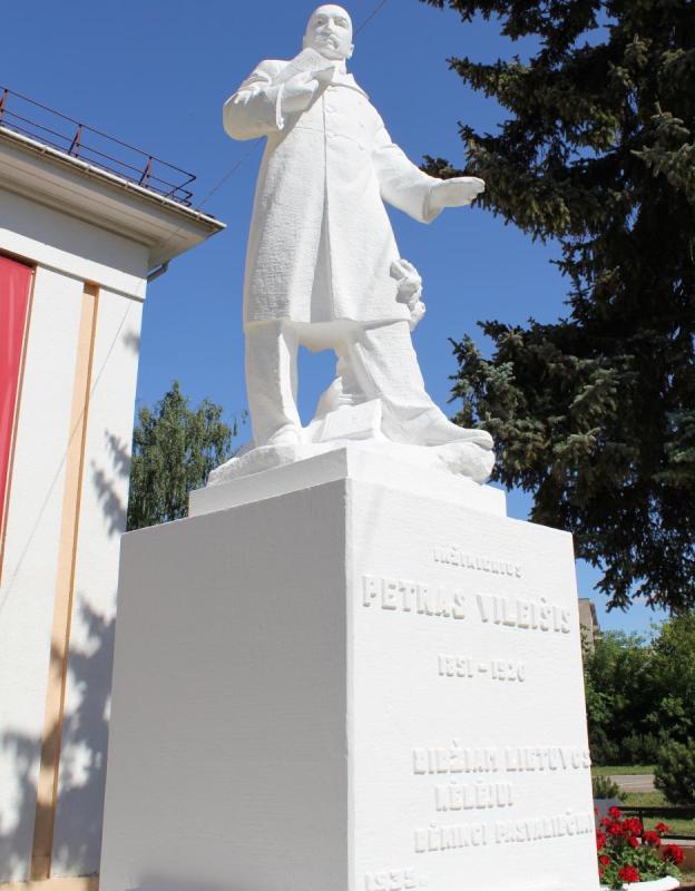 Paminklas Petrui Vileišiui prie jo vardo gimnazijos Pasvalyje