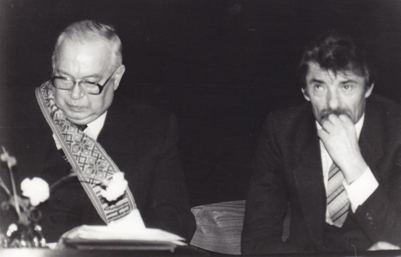 Poetas Eugenijus Matuzevičius su kraštiečiu poetu Mykolu Karčiausku savo 70-mečio minėjime