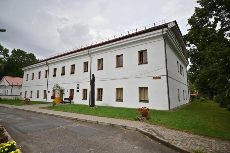 Paminklinės lentos rašytojai Gabrielei Petkevičaitei-Bitei Joniškėlyje