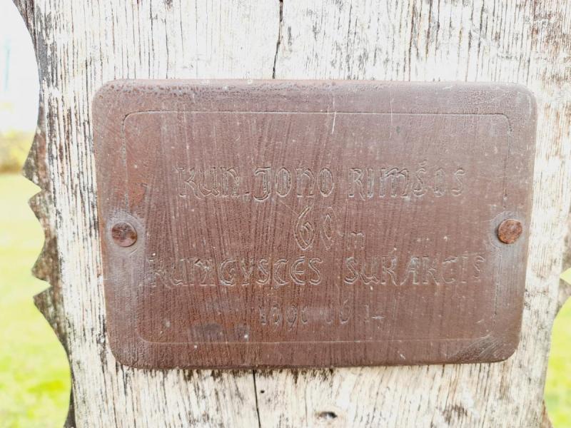 Kryžius Saločių kunigo Jono Rimšos tarnystės Dievui 60-mečio proga