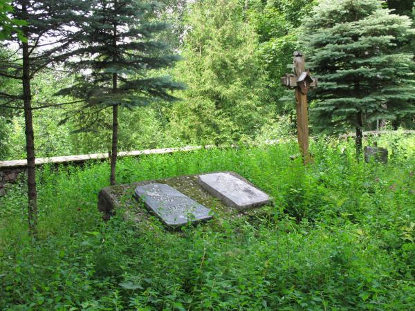 Dvarininkų Kristofo ir Sofijos Gruževskių kapavietė Birželių kaimo kapinėse