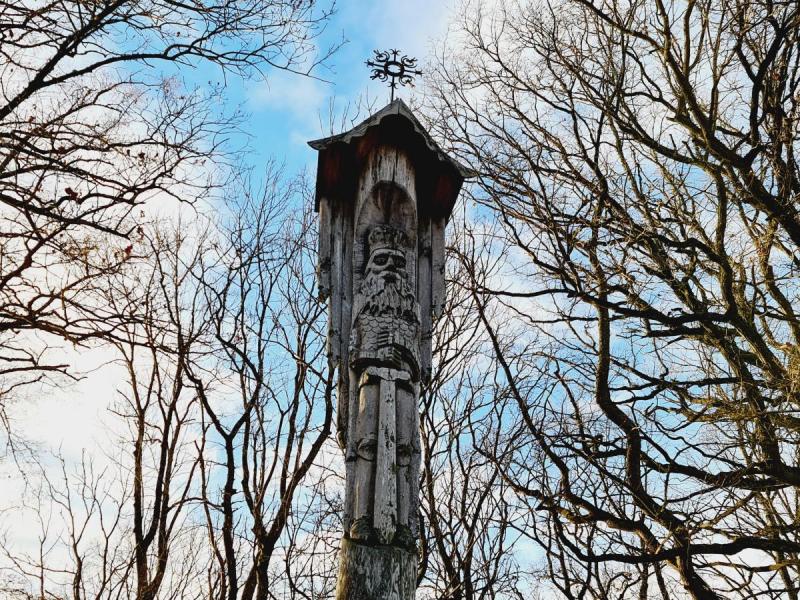 Stogastulpiai prie Ąžuolpamūšės piliakalnio
