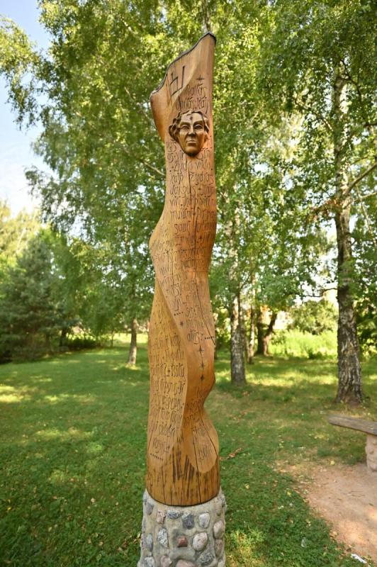 Skulptūra poetui Bernardui Brazdžioniui Pasvalyje