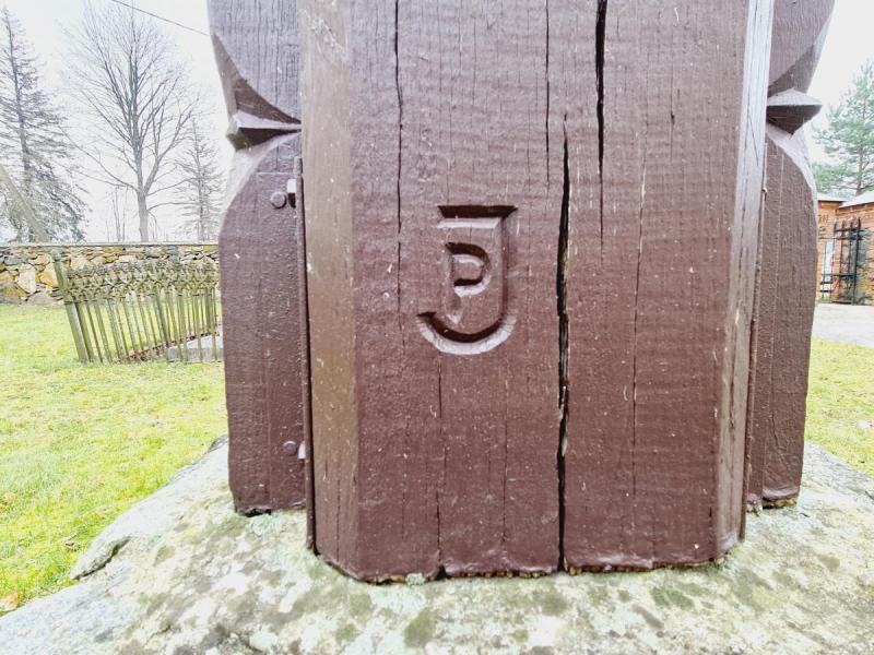 Kryžius Kriklinių Švč. Mergelės Marijos Apsilankymo bažnyčios šventoriuje