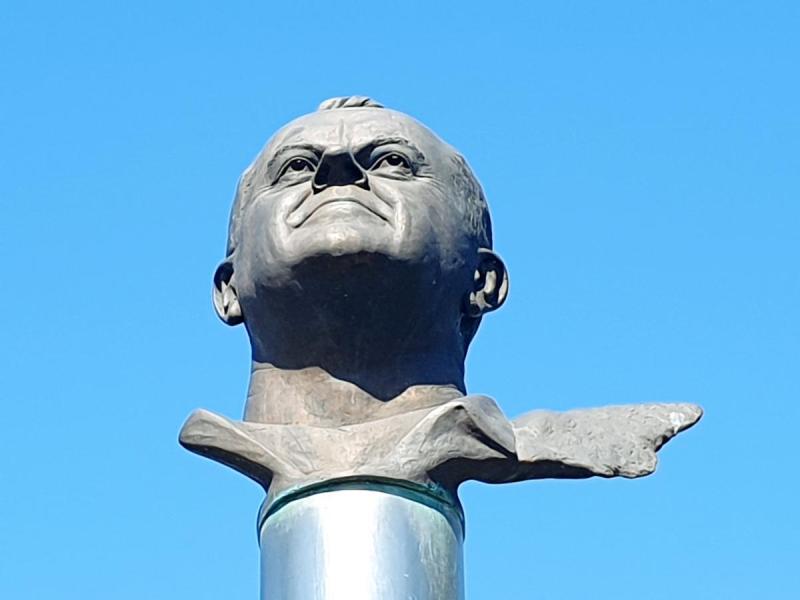 Paminklas lakūnui Vytautui Lapėnui Tetirvinų kaime