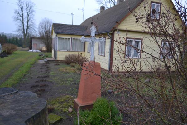 Kryžius Anelės Tonkūnienės sodyboje, Pušaloto miestelyje