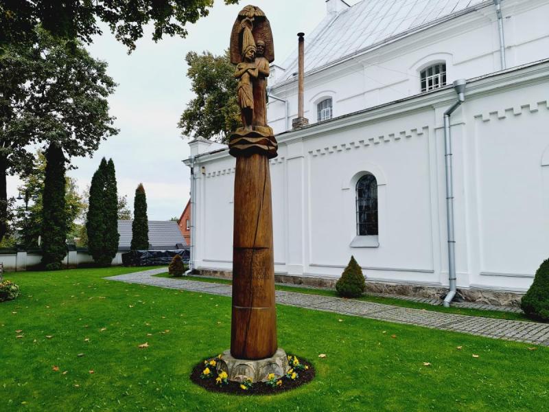Atminimo stogastulpis klebonui monsinjorui Jonui Balčiūnui Pasvalio bažnyčios šventoriuje