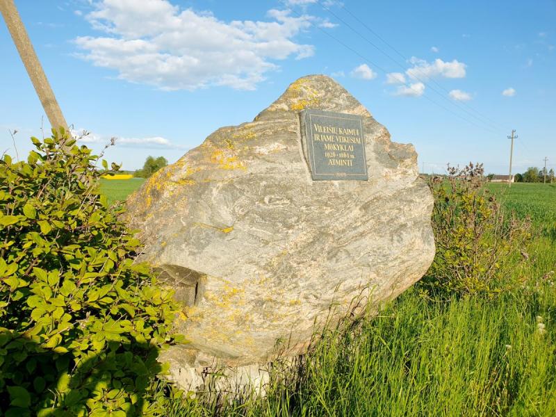 Paminklinis akmuo Vileišių kaimui ir jame 1926–1964 m. veikusiai mokyklai atminti