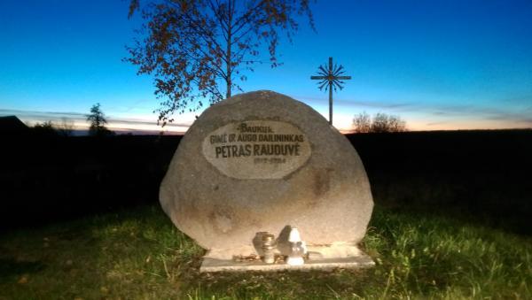 Paminklinis akmuo dailininkui Petrui Rauduvei