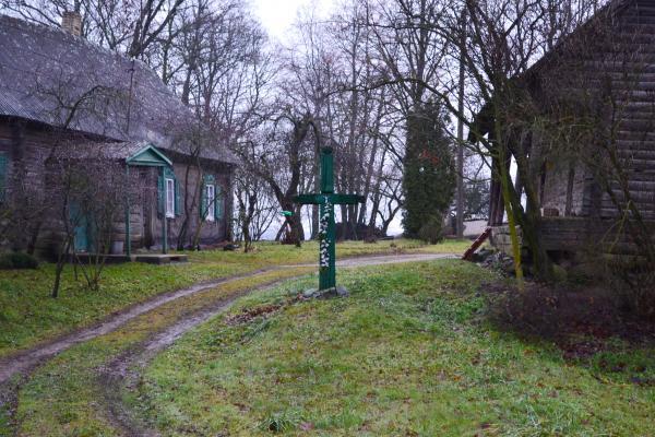 Kryžius Šivickų sodyboje, Šlamų kaime