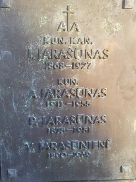 Paminklas kunigams Jarašūnams senosiose Grūžių kapinėse