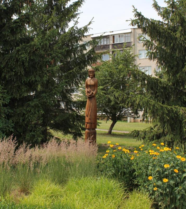 Skulptūra „Lietuvaitė“ Pasvalyje