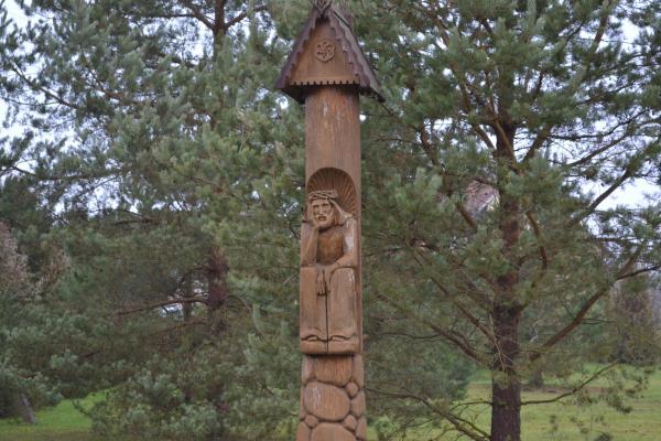 Koplytstulpis „Rūpintojėlis“ Pušaloto miestelyje