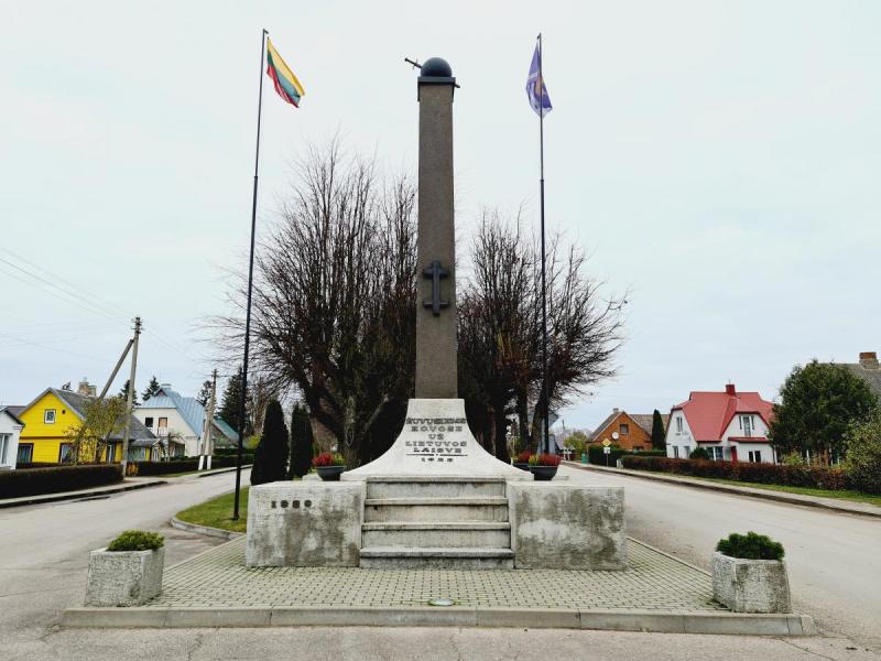 Paminklas Nepriklausomybės kovose žuvusiems savanoriams Saločiuose