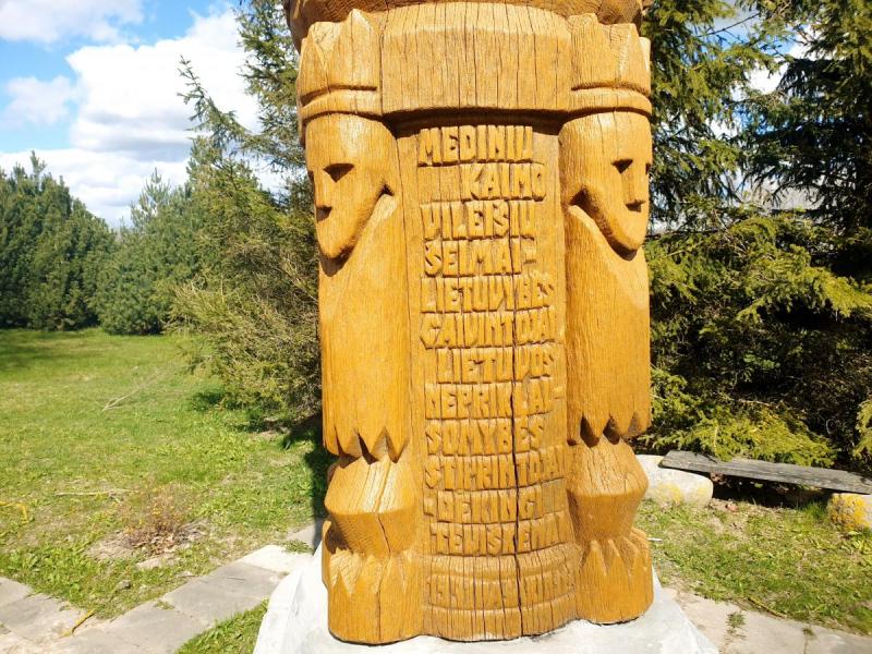 Paminklas Vileišių šeimai Medinių kaime