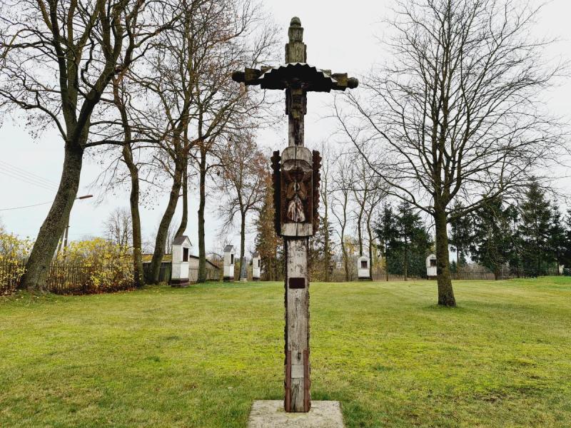 Kryžius Saločių kunigo Jono Rimšos tarnystės Dievui 60-mečio proga