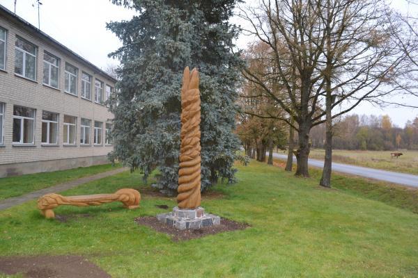 Skulptūros Kriklinių mokyklos 90 m. jubiliejui