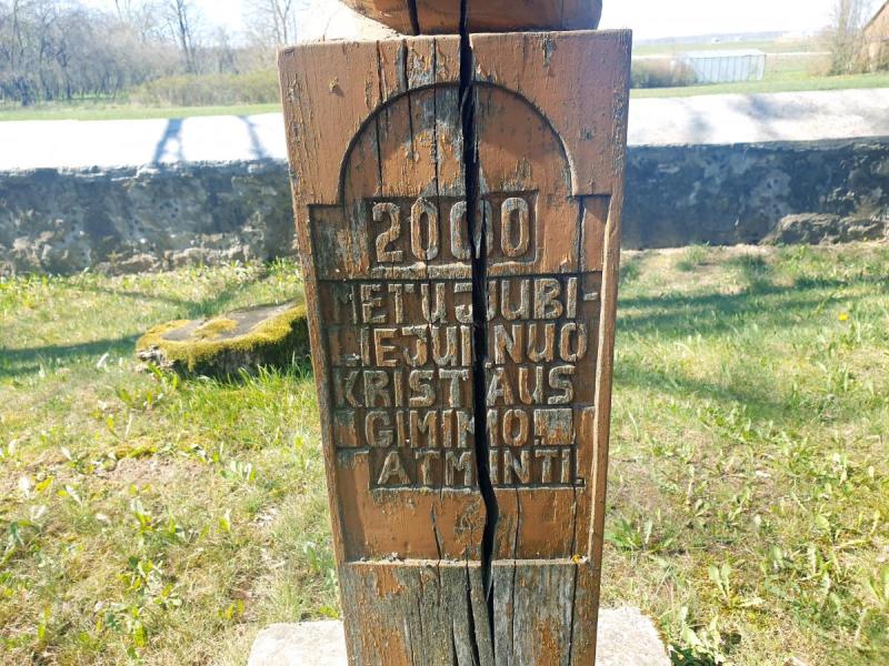 Kryžius Skrebotiškio Švč. Jėzaus Širdies bažnyčios šventoriuje
