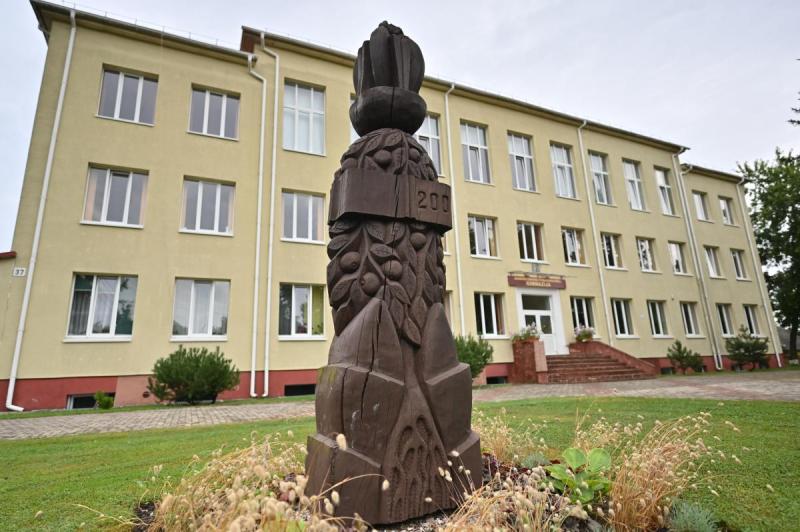 Skulptūra, skirta Joniškėlio Gabrielės Petkevičaitės-Bitės gimnazijos 200 metų parapinės mokyklos jubiliejui