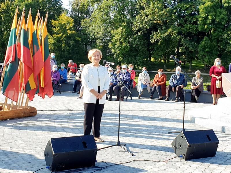 Paminklas poetui Bernardui Brazdžioniui aikštelėje prie Svalios ir Lėvens upių santakos, Nepriklausomybės gatvės pradžioje, Pasvalio mieste