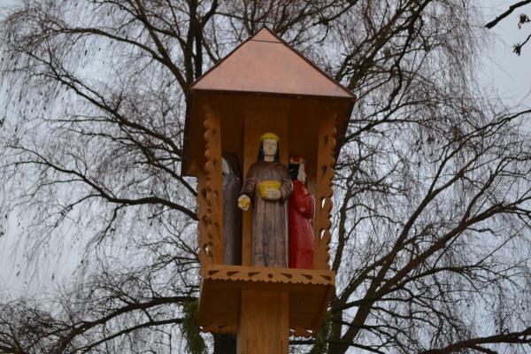 Koplytstulpis kunigui, meno istorikui Kazimierui Jasėnui Velžių kaime