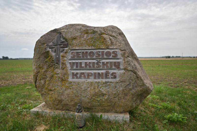 Paminklinis akmuo senosioms Vilkiškių kapinėms Vilkiškių kaime, Pumpėnų seniūnijoje