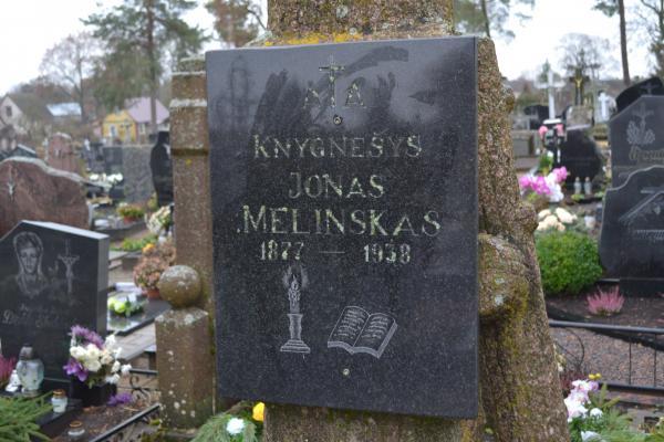 Knygnešio Jono Melinsko kapas Pušaloto miestelio kapinėse
