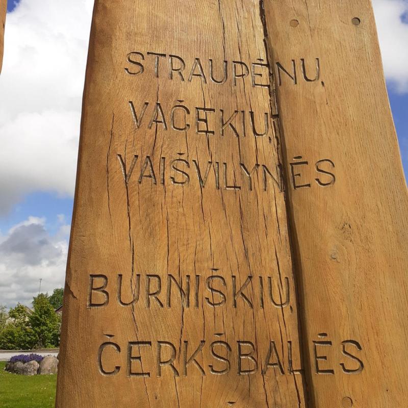 Koplytstulpis išnykusiems kaimams Vaškų miestelyje, Vaškų seniūnijoje