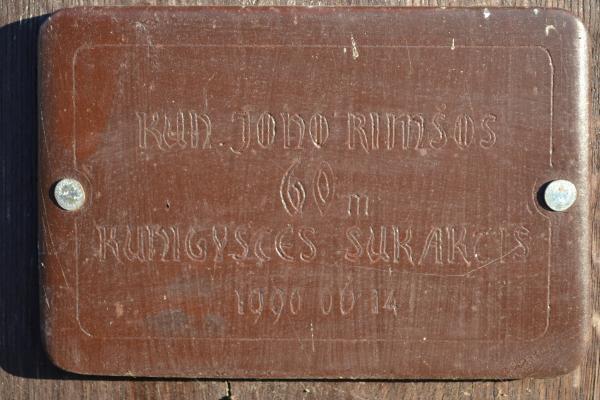 Kryžius Saločių kunigo Jono Rimšos tarnystės Dievui 60-mečio proga