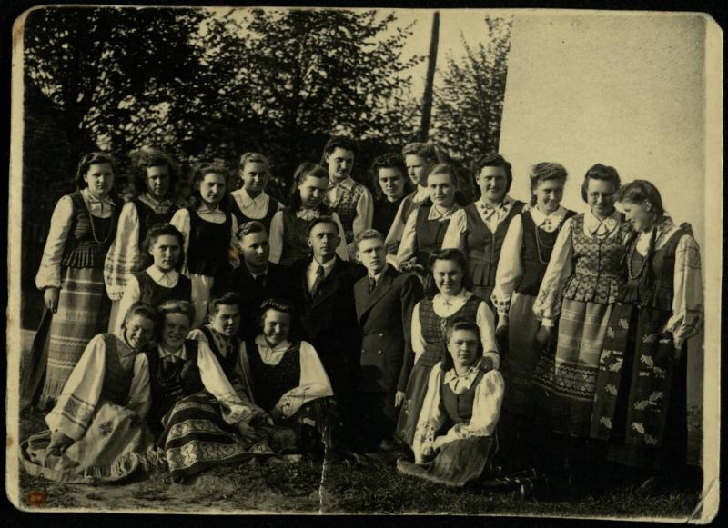 Pasvalio aukštesniosios komercijos mokyklos 1936 metų laidos abiturientai po 10 metų. Juliaus Šidagio nėra nuotraukoje, nes tuo metu kalėjo Norilsko lageryje (Krasnojarsko kraštas, Sibiras, Rusija). 1946 m.