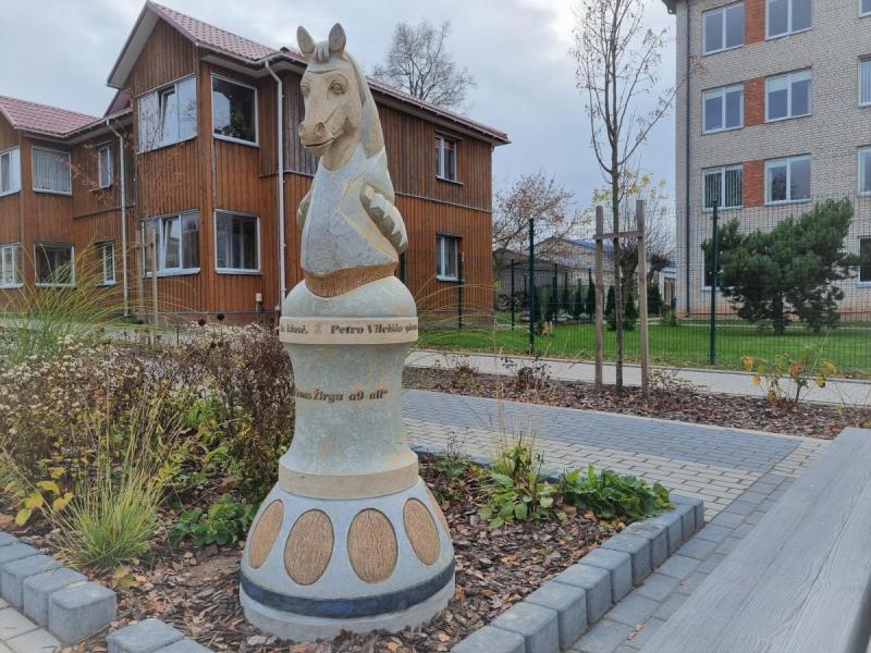 Skulptūra „Ėjimas Žirgu a9 a11“ prie Pasvalio Petro Vileišio gimnazijos