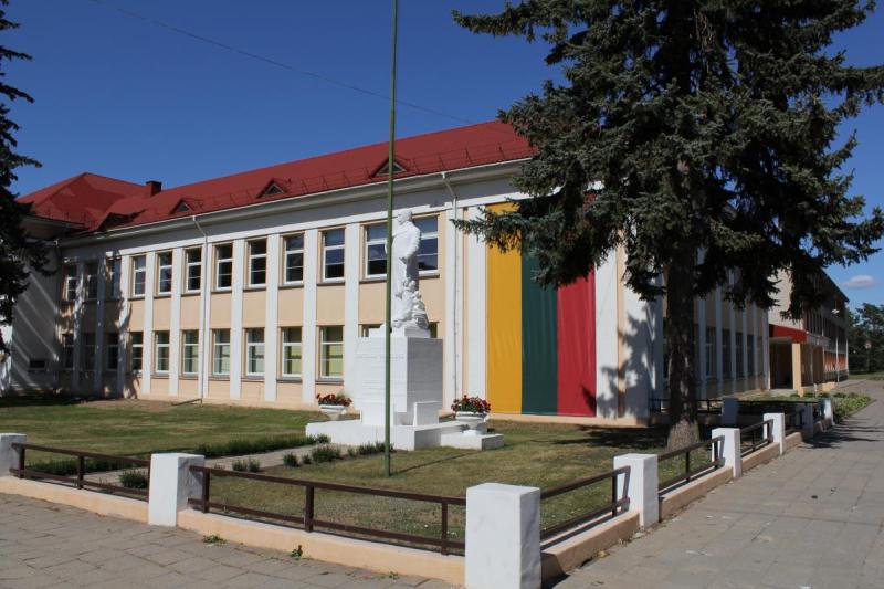 Paminklas Petrui Vileišiui prie jo vardo gimnazijos Pasvalyje