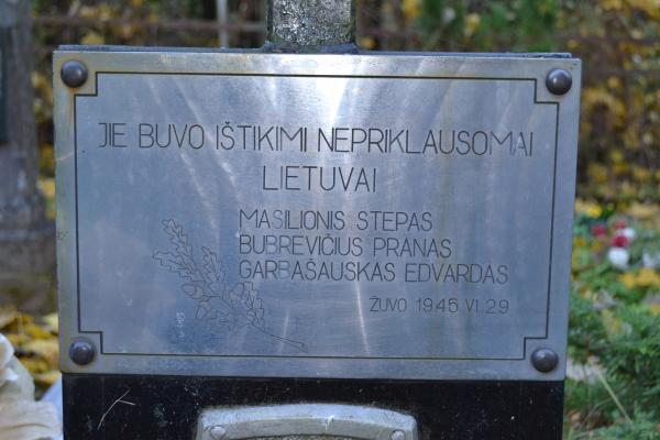 Antkapinis paminklas partizanams Porijų kaimo kapinėse